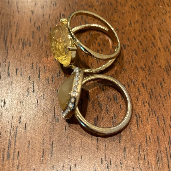 Two gold tone rings with gold stones - Picture 2 of 6
